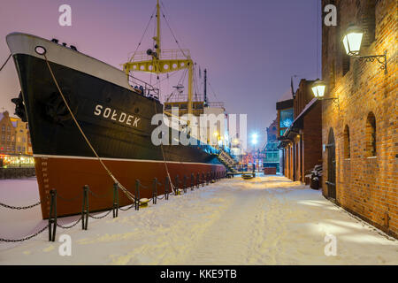 Gdansk, Pologne, le 8 janvier 2017 : hiver paysage de fleuve motlawa et marina de Gdansk dans la nuit, la Pologne, l'Europe. Banque D'Images