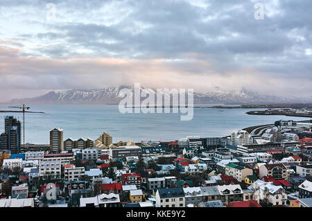 Reykjavik, Islande - 22 janvier 2016 : Le point de vue de la tour de l'église Hallgrimskirkja, une destination touristique populaire. Banque D'Images