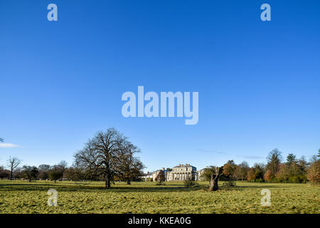 Vaste vue sur les pelouses avant de Shugborough Hall, Staffordshire qui est la maison ancestrale de l'earl de Lichfield Banque D'Images