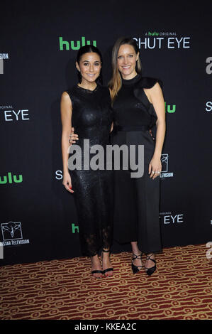 LOS ANGELES, CA - 28 novembre : (L-R) Actrices Emmanuelle Chriqui et KaDee Strickland assister à la Premiere de 'Shut Hulu Eye' Saison 2 à la magie numéro Cas Banque D'Images