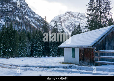 Chalet d'hiver dans les montagnes enneigées Banque D'Images