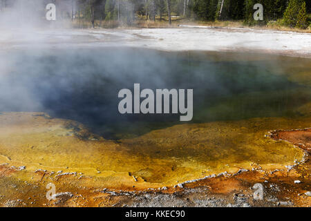 Piscine d'emeraude en fonction thermique sable noir geyser Basin, parc national de Yellowstone Banque D'Images