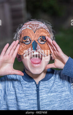 Événement sleepout big wild pix . Des images de jeunes enfants/ les enfants et les parents dans leur jardin à l'arrière du milieu de l'après-midi jusqu'à la nuit, profitent d'activités, par exemple, la fabrication d'un den, à la recherche de bugs, publiant de la nourriture pour chiens pour les hérissons, faire griller des guimauves autour d'un feu de camp, espèce de piégeage, à la recherche de la faune nocturne. Banque D'Images