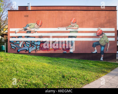 Enfants jouant avec des rayures adidas mural (graffitis) à Kaunas, Lituanie Banque D'Images