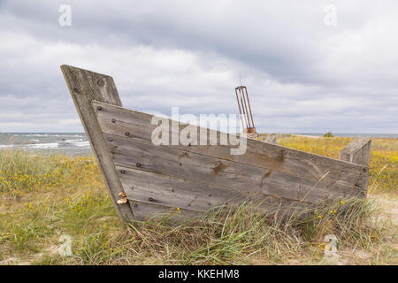 Vieux bateau en bois avec ship Memorial en arrière-plan, de l'Estonie Banque D'Images