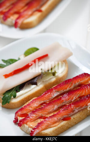 Gravlax avec délicieux sandwich, la Turquie et les légumes verts. Banque D'Images