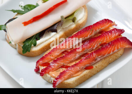 Gravlax avec délicieux sandwich, la Turquie et les légumes verts. Banque D'Images