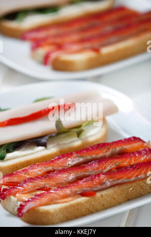 Gravlax avec délicieux sandwich, la Turquie et les légumes verts. Banque D'Images