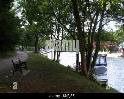 Bateaux amarrés sur la rive de la Tamise à Weybridge, Surrey, England, UK Banque D'Images