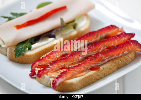 Gravlax avec délicieux sandwich, la Turquie et les légumes verts. Banque D'Images