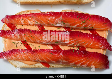 Gravlax avec délicieux sandwich, la Turquie et les légumes verts. Banque D'Images