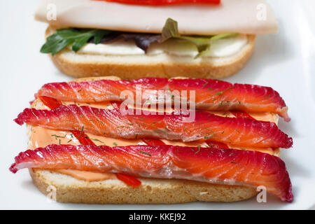 Gravlax avec délicieux sandwich, la Turquie et les légumes verts. Banque D'Images