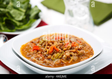 Les lentilles avec une salade verte Banque D'Images