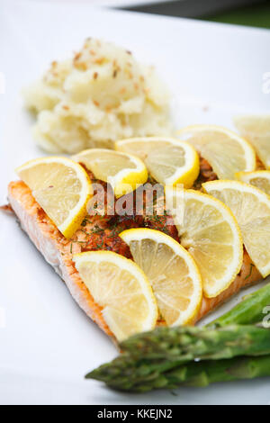 Purée de chou-fleur grillé au saumon et d'asperges. Banque D'Images