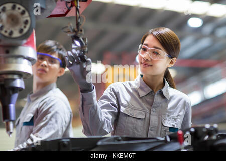 Les jeunes ingénieurs chinois travaillant dans l'usine Banque D'Images