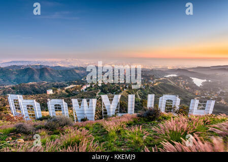 LOS ANGELES, CALIFORNIE - Le 29 février 2016 : Le panneau Hollywood avec vue sur Los Angeles. Le signe iconique a été créé en 1923. Banque D'Images