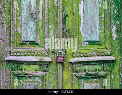 Détail de porte patiné rustique avec de la peinture verte de déroulage Banque D'Images