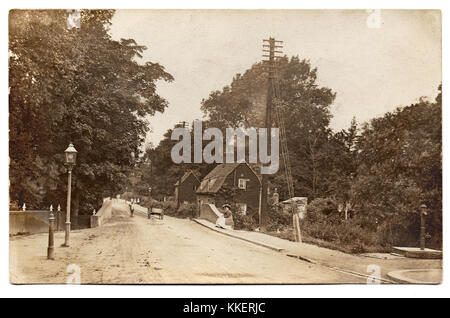 Au verso, est inscrit "Prittlewell (près de prieuré) app 1895'. C'est l'Avenue Victoria, Prittlewell, Southend-on-Sea, Essex, Angleterre, alors connu sous le nom de North Street, par l'entrée de ce qui est maintenant le Parc du Prieuré, où la route traverse Prittle Brook, à la fin du xixe siècle. Banque D'Images