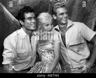 Cette image promotionnelle de l'émission télévisée de 1961 'Adventures in Paradise' met en vedette Gardner McKay, Susan Oliver et Guy Stockwell. La photo capture les acteurs dans un instant du spectacle, reflétant le style de divertissement populaire de l'époque. Banque D'Images