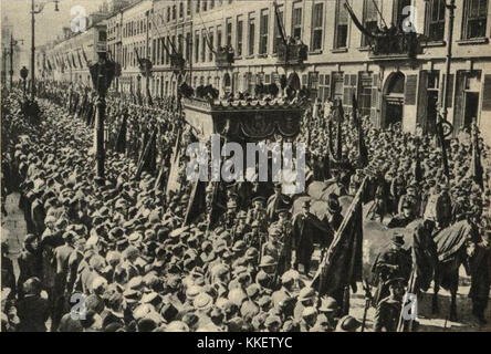 Photographie historique des funérailles de la reine Astrid de Belgique, tenues en Suède. L'image capture l'événement solennel marquant le décès de la reine, un moment important de l'histoire royale européenne. Banque D'Images