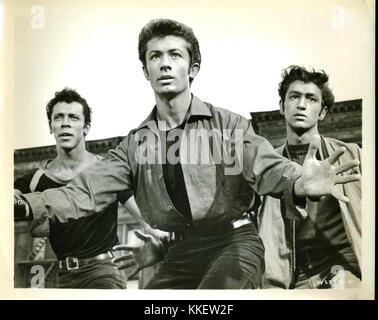 George Chakiris, acteur et danseur célèbre, est surtout connu pour son rôle de Bernardo dans le film emblématique de 1961 *West Side Story*. Sa performance lui vaut un Oscar du meilleur acteur dans un second rôle. Banque D'Images