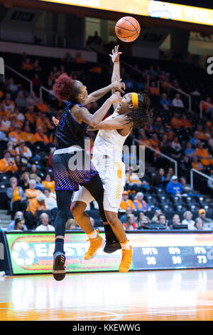 30 novembre 2017 : Anastasia Hayes # 1 de la Tennessee Lady bénévoles tire la balle et est souillée par Taylor vend # 4 de la Central Arkansas porte pendant le jeu de basket-ball de NCAA entre l'Université du Tennessee Lady bénévoles et l'Université de Central Arkansas Ours Sucre à Thompson Boling Arena de Knoxville TN Tim Gangloff/CSM Banque D'Images