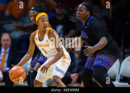 30 novembre 2017 : Anastasia Hayes # 1 de la Tennessee Lady volontaires est gardé par Kierra Jordanie # 20 de la Central Arkansas pendant l'ours entre jeu de basket-ball de NCAA de l'Université du Tennessee Lady bénévoles et de l'Université de Central Arkansas Ours Sucre à Thompson Boling Arena de Knoxville TN Tim Gangloff/CSM Banque D'Images