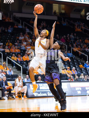 30 novembre 2017 : Anastasia Hayes # 1 de la Tennessee Lady bénévoles tire la boule tout défendu par Angel Williams # 21 de la Central Arkansas pendant l'ours entre jeu de basket-ball de NCAA de l'Université du Tennessee Lady bénévoles et de l'Université de Central Arkansas Ours Sucre à Thompson Boling Arena de Knoxville TN Tim Gangloff/CSM Banque D'Images