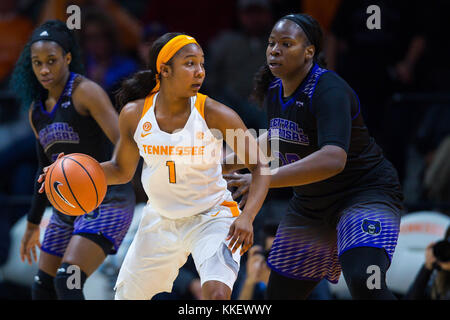 30 novembre 2017 : Anastasia Hayes # 1 de la Tennessee Lady volontaires est gardé par Kierra Jordanie # 20 de la Central Arkansas pendant l'ours entre jeu de basket-ball de NCAA de l'Université du Tennessee Lady bénévoles et de l'Université de Central Arkansas Ours Sucre à Thompson Boling Arena de Knoxville TN Tim Gangloff/CSM Banque D'Images