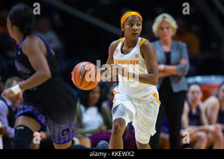 30 novembre 2017 : Anastasia Hayes # 1 de la Tennessee Lady bénévoles permet le ballon de basket-ball de NCAA du tribunal pendant le match entre l'Université du Tennessee Lady bénévoles et l'Université de Central Arkansas Ours Sucre à Thompson Boling Arena de Knoxville TN Tim Gangloff/CSM Banque D'Images