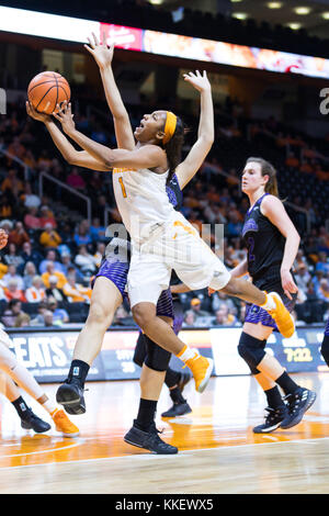 30 novembre 2017 : Anastasia Hayes # 1 de la Tennessee Lady bénévoles tire la balle pendant le jeu de basket-ball de NCAA entre l'Université du Tennessee Lady bénévoles et l'Université de Central Arkansas Ours Sucre à Thompson Boling Arena de Knoxville TN Tim Gangloff/CSM Banque D'Images