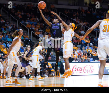 30 novembre 2017 : Taylor vend # 4 de la Central Arkansas porte tire la boule tout Anastasia Hayes # 1 de la Tennessee Lady bénévoles défend pendant le match de basket-ball de NCAA entre l'Université du Tennessee Lady bénévoles et l'Université de Central Arkansas Ours Sucre à Thompson Boling Arena de Knoxville TN Tim Gangloff/CSM Banque D'Images