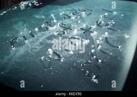 Premier jour de l'hiver, écrit sur un pare-brise de voiture givrée avec les mots brrr écrit en-dessous lors d'une explosion de l'Arctique d'air froid en provenance du nord, Flintshire, Pays de Galles, Royaume-Uni Banque D'Images