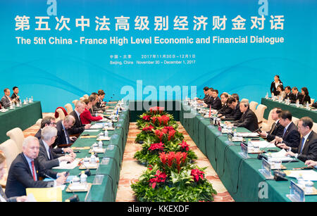 (171201) -- Beijing, déc. 1, 2017 (Xinhua) -- le vice-premier ministre chinois ma kai et le ministre français des finances et de l'économie, Bruno le maire de coprésider la cinquième chine-france hauts dialogue économique et financier à Beijing, capitale de la Chine, 31 déc. 1, 2017. (Xinhua/ding haitao) (wyl) Banque D'Images