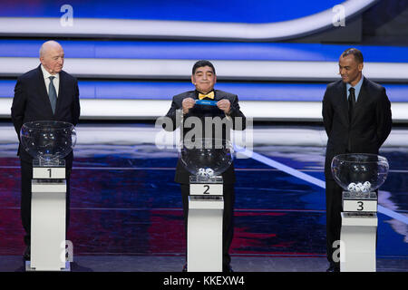 Moscou, Russie. 1er décembre 2017. Diego Maradona (C), légende du football argentin, montre 'Croatie' lors du tirage au sort final de la Coupe du monde de la FIFA 2018 au Palais du Kremlin à Moscou, capitale de la Russie, le 1er décembre 2017. Crédit : Bai Xueqi/Xinhua/Alamy Live News Banque D'Images