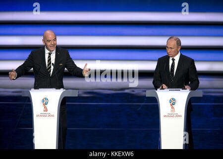 Moscou, Russie. 1er décembre 2017. Le président de la fifa, Gianni Infantino (l) donne un discours en tant que président russe Vladimir Poutine à l'écoute pendant le tirage final de la coupe du monde 2018 au Palais du Kremlin à Moscou, capitale de la Russie, déc. 1, 2017. crédit : bai xueqi/Xinhua/Alamy live news Banque D'Images