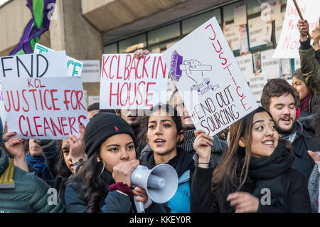 Londres, Royaume-Uni. 1er décembre 2015. Étudiants détiennent des affiches et crier à suuport de leurs nettoyeurs d'une protestation devant le King's College après le collège et sers avec persévérance qui emploient les nettoyeurs n'a pas réussi à faire de l'offre formelle qu'ils avaient promis avant le 30 novembre sur la demande que les nettoyants employées directement par le collège avec parité de termes et conditions avec d'autres l'équipe de King. Crédit : Peter Marshall/Alamy Live News Banque D'Images