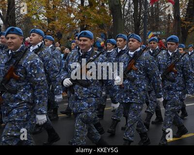 Bucarest, Roumanie. 1er décembre 2017. Les militaires de la Roumanie, des États-Unis, du Royaume-Uni, de la Pologne, l'Allemagne, la France, la Turquie, la Bulgarie, la Slovaquie, la Grèce et l'ukraine sur parade de la fête nationale de la Roumanie le 1er décembre 2017 à Bucarest, Roumanie. crédit : mihai popa/Alamy live news Banque D'Images