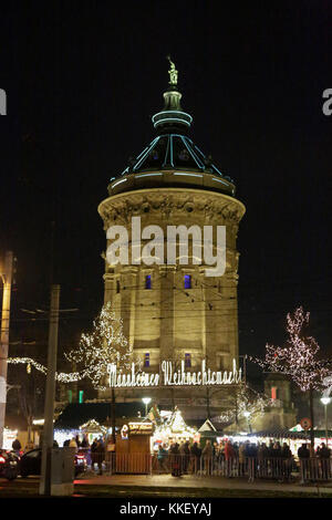 Mannheim, Allemagne. 1er décembre 2017. Entrée au marché de Noël autour de l'historique Wasserturm. Le marché de Noël de Mannheim, en Allemagne, se tient autour de la tour d'eau historique Wasserturm. Outre les stands de nourriture et d'artisanat et les carrousels, il a une région de la forêt enchantée, où des scènes de contes de ferry et des statues de personnages de conte de ferry sont exposées. Crédit : Michael Debets/Alamy Live News Banque D'Images