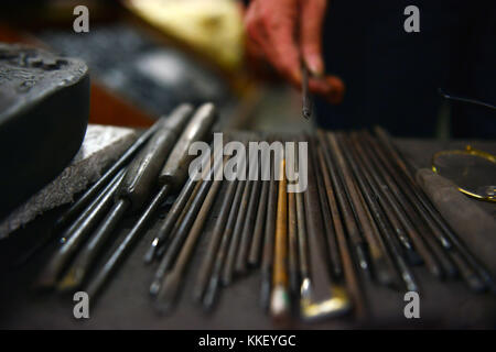 (171202) -- cengong, déc. 2, 2017 (Xinhua) -- un artisan présente les outils pour sculpter inkstone sizhou dans un studio à cengong, comté du sud-ouest de la Chine, de la province du Guizhou, nov. 30, 2017. sizhou inkstone, principalement produit dans le comté de cengong, a une histoire de milliers d'années. Pour les calligraphes et peintres, la qualité de l'inkstone est tout aussi importante que la qualité de l'encre qui est la masse à l'intérieur de celui-ci, comme l'inkstone peut affecter la texture de l'encre. papier, encre, pinceaux et inkstones -- connue comme les "quatre trésors de l' étude -- sont les principaux outils utilisés en chinois cal Banque D'Images