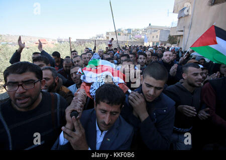 (171202) - NAPLOUSE, décembre 2, 2017 (Xinhua) -- un palestinien porte le corps de Mahmoud Odeh, 48 ans, lors de ses funérailles dans le village de Qusra, près de Naplouse, en Cisjordanie, le 2 décembre 2017. Mahmoud Odeh a été abattu par un colon juif dans le village de Qusra près de la ville de Naplouse, au nord de la Cisjordanie, ont annoncé jeudi des sources palestiniennes. (Xinhua/Nidal Eshtayeh) (zf) Banque D'Images