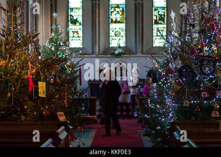 Woodchurch, Kent, UK. 2 Décembre, 2017. Un festival de l'arbre de Noël organisé par le Centre communautaire de l'aide Woodchurch du Leo Trust, Tenterden (un foyer résidentiel pour adultes) et tous les Saint's Church, Tenterden. Cette année, une sélection de 20 arbres de Noël sont sur l'affichage pour le public. Crédit photo : Paul Lawrenson/Alamy Live News Banque D'Images