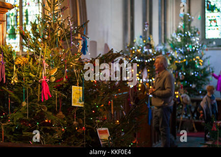 Woodchurch, Kent, UK. 2 Décembre, 2017. Un festival de l'arbre de Noël organisé par le Centre communautaire de l'aide Woodchurch du Leo Trust, Tenterden (un foyer résidentiel pour adultes) et tous les Saint's Church, Tenterden. Cette année, une sélection de 20 arbres de Noël sont sur l'affichage pour le public. Crédit photo : Paul Lawrenson/Alamy Live News Banque D'Images