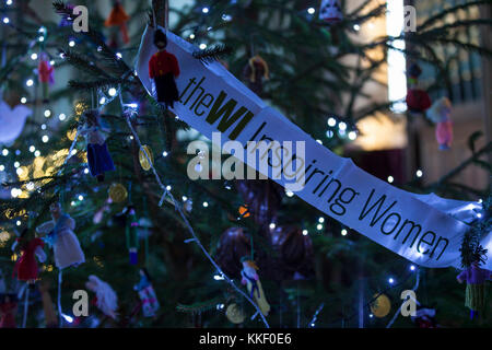 Woodchurch, Kent, UK. 2 Décembre, 2017. Un festival de l'arbre de Noël organisé par le Centre communautaire de l'aide Woodchurch du Leo Trust, Tenterden (un foyer résidentiel pour adultes) et tous les Saint's Church, Tenterden. Cette année, une sélection de 20 arbres de Noël sont sur l'affichage pour le public. Crédit photo : Paul Lawrenson/Alamy Live News Banque D'Images