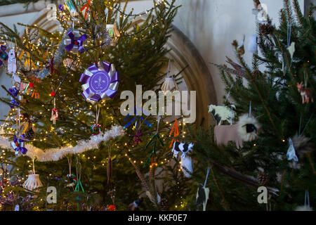 Woodchurch, Kent, UK. 2 Décembre, 2017. Un festival de l'arbre de Noël organisé par le Centre communautaire de l'aide Woodchurch du Leo Trust, Tenterden (un foyer résidentiel pour adultes) et tous les Saint's Church, Tenterden. Cette année, une sélection de 20 arbres de Noël sont sur l'affichage pour le public. Crédit photo : Paul Lawrenson/Alamy Live News Banque D'Images