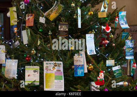 Woodchurch, Kent, UK. 2 Décembre, 2017. Un festival de l'arbre de Noël organisé par le Centre communautaire de l'aide Woodchurch du Leo Trust, Tenterden (un foyer résidentiel pour adultes) et tous les Saint's Church, Tenterden. Cette année, une sélection de 20 arbres de Noël sont sur l'affichage pour le public. Crédit photo : Paul Lawrenson/Alamy Live News Banque D'Images