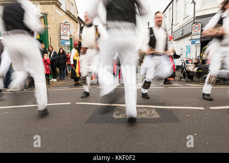 Mill Road Cambridge, UK. 2 Décembre, 2017. Les gens apprécient l'hiver annuel qui a lieu au début de décembre. L'événement comprend une foire alimentaire avec des stands de nourriture de rue, de la musique, des activités pour les enfants, des défilés et des promotions par les groupes communautaires locaux et des commerçants. Mill Road est célèbre pour ses boutiques indépendantes et diverses collectivités. Credit : Julian Eales/Alamy Live News Banque D'Images