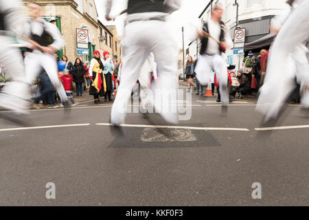 Mill Road Cambridge, UK. 2 Décembre, 2017. Les gens apprécient l'hiver annuel qui a lieu au début de décembre. L'événement comprend une foire alimentaire avec des stands de nourriture de rue, de la musique, des activités pour les enfants, des défilés et des promotions par les groupes communautaires locaux et des commerçants. Mill Road est célèbre pour ses boutiques indépendantes et diverses collectivités. Credit : Julian Eales/Alamy Live News Banque D'Images