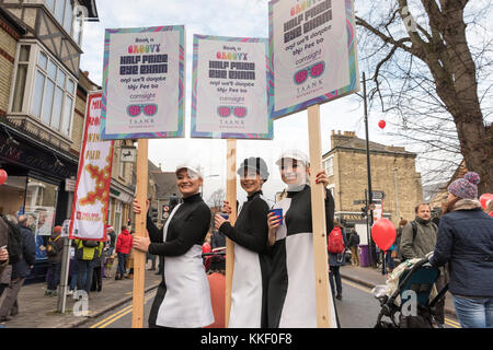 Mill Road Cambridge, UK. 2 Décembre, 2017. Les gens apprécient l'hiver annuel qui a lieu au début de décembre. L'événement comprend une foire alimentaire avec des stands de nourriture de rue, de la musique, des activités pour les enfants, des défilés et des promotions par les groupes communautaires locaux et des commerçants. Mill Road est célèbre pour ses boutiques indépendantes et diverses collectivités. Credit : Julian Eales/Alamy Live News Banque D'Images