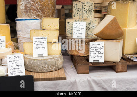 Mill Road Cambridge, UK. 2 Décembre, 2017. Le fromage en vente à la foire d'hiver annuel qui a lieu au début de décembre. L'événement comprend une foire alimentaire avec des stands de nourriture de rue, de la musique, des activités pour les enfants, des défilés et des promotions par les groupes communautaires locaux et des commerçants. Mill Road est célèbre pour ses boutiques indépendantes et diverses collectivités. Credit : Julian Eales/Alamy Live News Banque D'Images